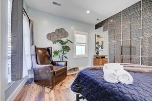 6 bedrooms, desk, WiFi, bed sheets