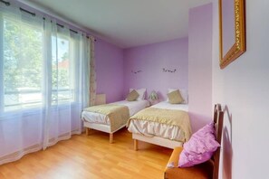 Tabla de planchar con plancha, wifi y ropa de cama