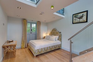 4 bedrooms, desk, iron/ironing board, travel cot