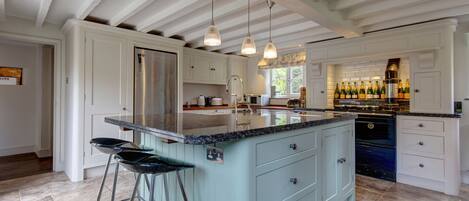 Micro-ondes, lave-vaisselle, cafetière/bouilloire, chaise haute