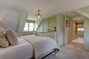 4 bedrooms, iron/ironing board, travel cot, Internet