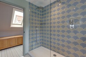 Een douche, een haardroger, handdoeken