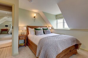 4 bedrooms, desk, iron/ironing board, travel cot