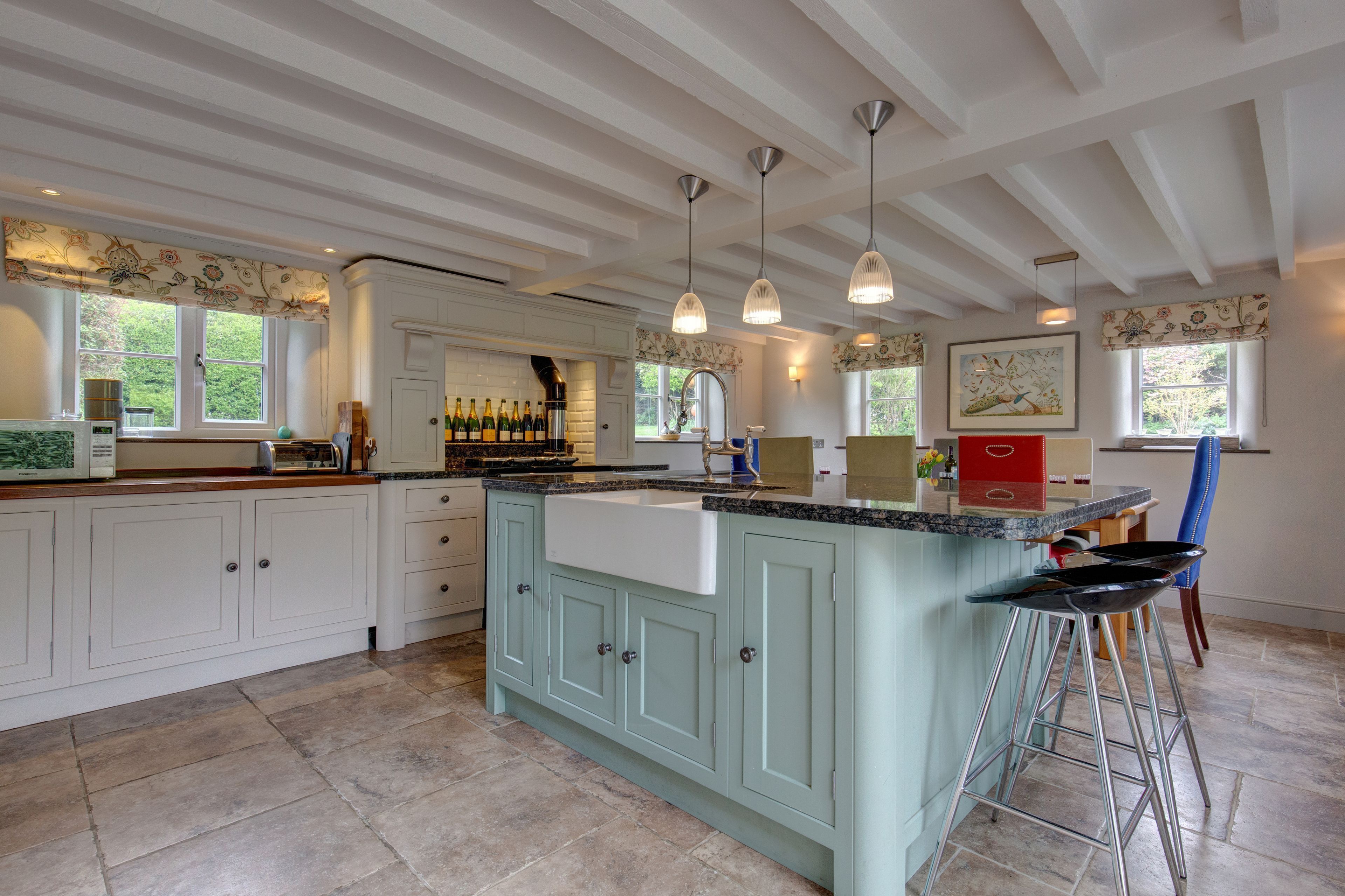 Mikrobølgeovn, oppvaskmaskin, kaffetrakter/tekoker og høy barnestol