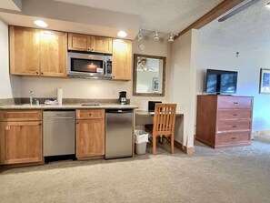 Microwave, stovetop, dishwasher, coffee/tea maker - Grand Lodge Studio, Pool, Hot Tub, Pets, Skiing (Crested Butte)