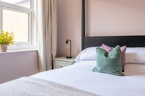 2 quartos, ferros/tábuas de passar roupa, acesso à internet