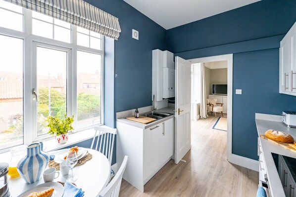 電子レンジ、食器洗い機、ハイチェア