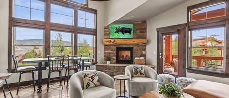 TV connectée, cheminée