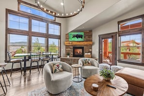 Smart TV, fireplace