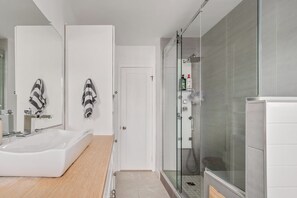 Secadora de cabello, toallas, jabón, papel de baño 