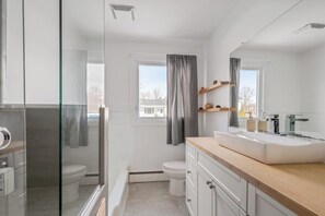 Hårføner, håndklær, såpe og toalettpapir