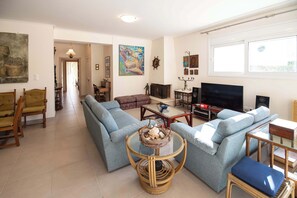 TV, fireplace, stereo - Eugenia’s Getaway by the Beach – Diminio Escape (Paralia)