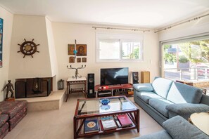 Televisie, een open haard en een stereo