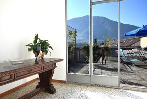 Apartment, Bergblick | Wohnbereich | Kamin