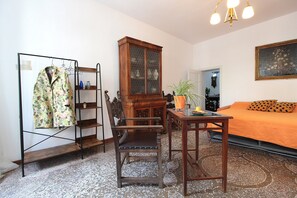 Departamento, vista a la montaña | Escritorio, tabla de planchar con plancha, wifi gratis y ropa de cama