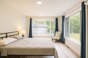 3 bedrooms, iron/ironing board, WiFi, bed sheets - Charming 3BR with A/C & private Balcony with umbrella - Near UW & All Amenities! (Shoreline)