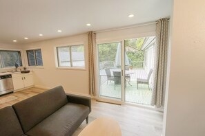 Smart TV - Charming 3BR with A/C & private Balcony with umbrella - Near UW & All Amenities! (Shoreline)