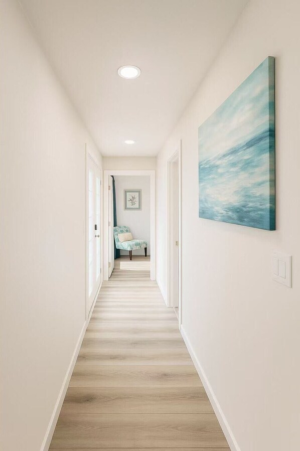 Interior - Charming 3BR with A/C & private Balcony with umbrella - Near UW & All Amenities! (Shoreline)