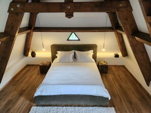 5 bedrooms, desk, iron/ironing board, travel crib