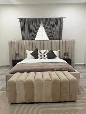 5 bedrooms, iron/ironing board, WiFi, bed sheets