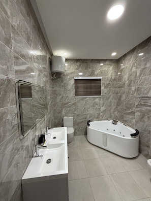 Shower, jetted tub, bidet, towels