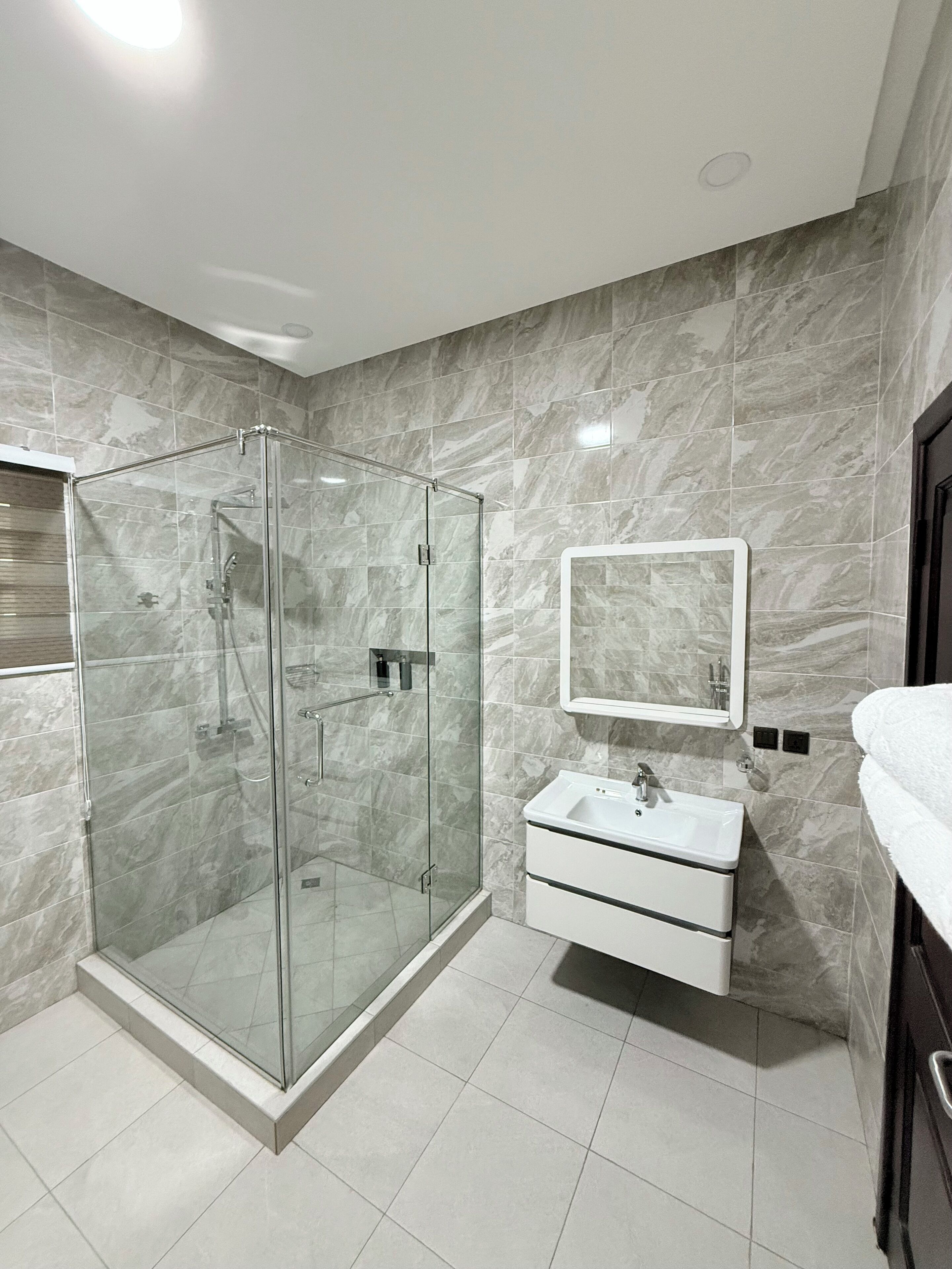Shower, jetted tub, bidet, towels