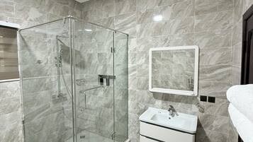 Shower, jetted tub, bidet, towels
