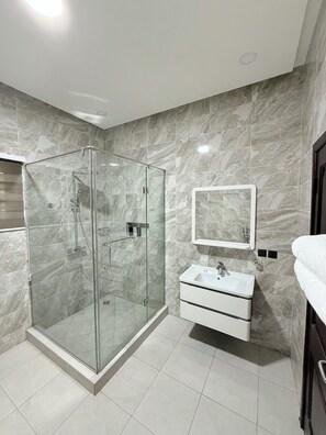 Dusche, Whirlpool, Bidet, Handtücher