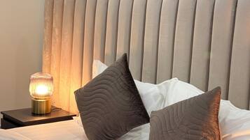 5 bedrooms, iron/ironing board, WiFi, bed sheets