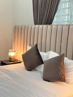 5 bedrooms, iron/ironing board, WiFi, bed sheets