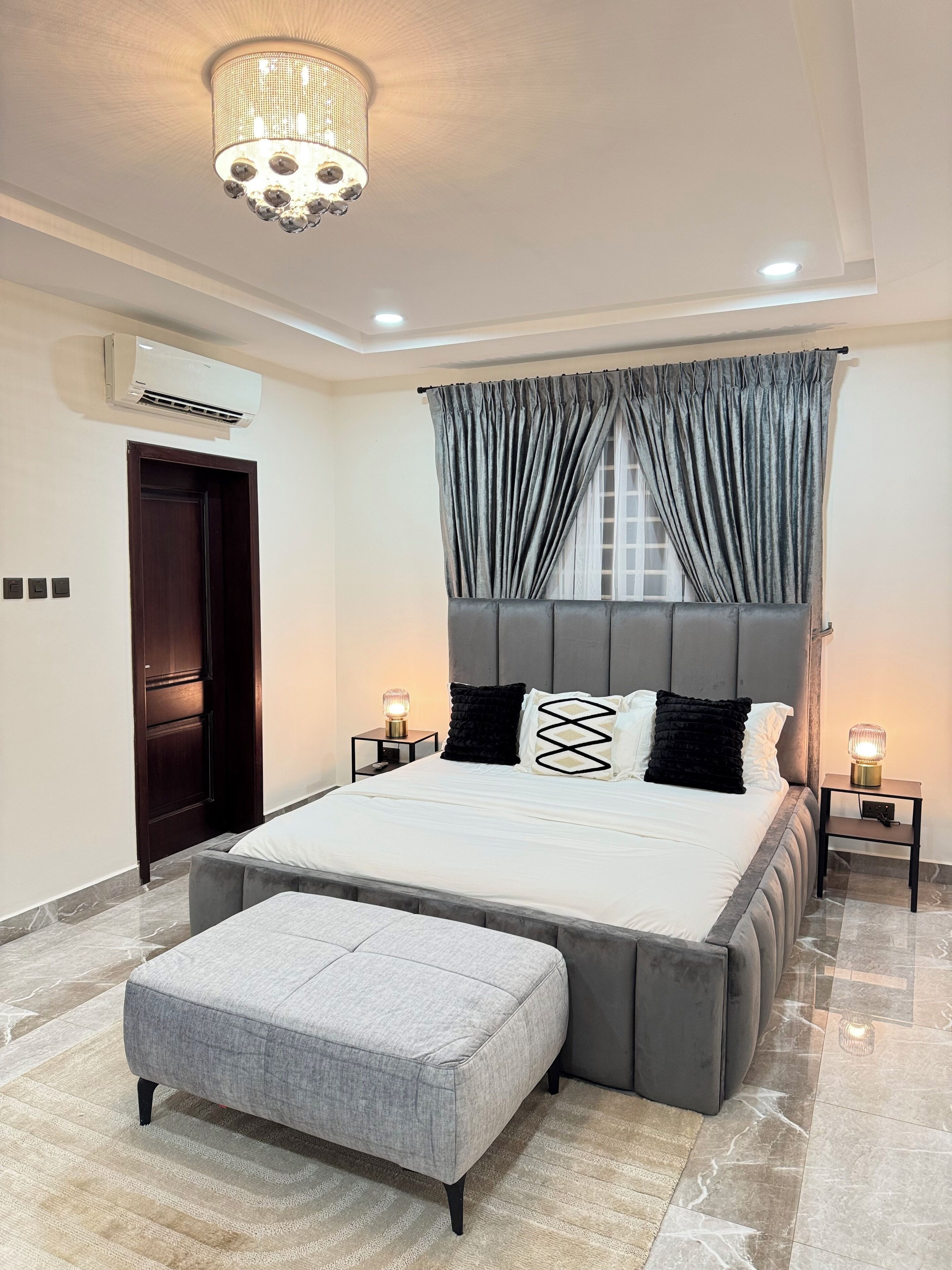 5 bedrooms, iron/ironing board, WiFi, bed sheets