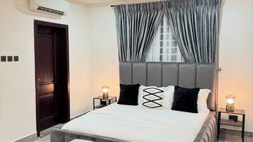 5 bedrooms, iron/ironing board, WiFi, bed sheets