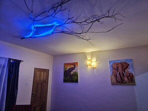 Premium bedding, in-room safe, laptop workspace, free WiFi - African Royal Villa and Campsite (Karatu)