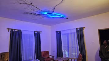 Ropa de cama de alta calidad y caja de seguridad en la habitación