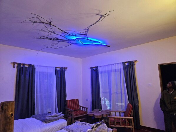 Premium bedding, in-room safe, laptop workspace, free WiFi - African Royal Villa and Campsite (Karatu)