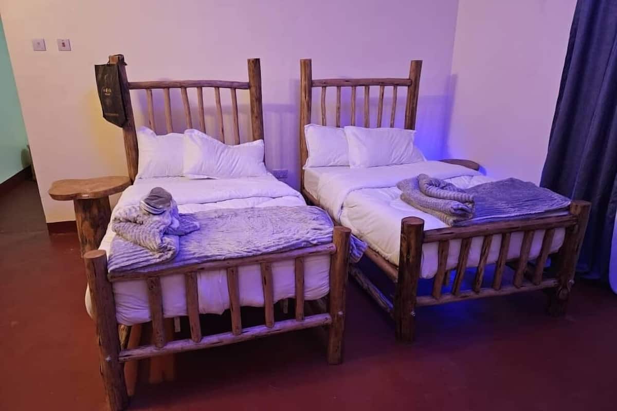 Ropa de cama de alta calidad y caja de seguridad en la habitación