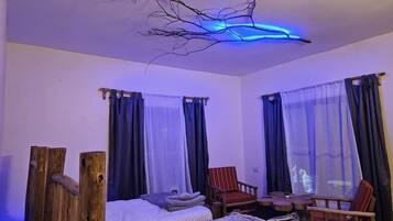 Hochwertige Bettwaren, Zimmersafe, laptopgeeigneter Arbeitsplatz