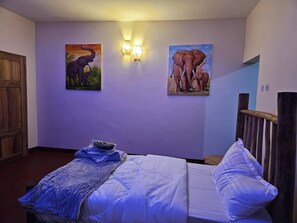 Ropa de cama de alta calidad y caja de seguridad en la habitación 