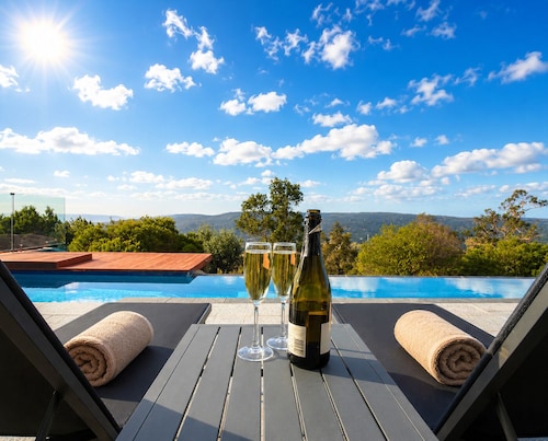 Zig Zag Retreat - Perth Hills Home With Stunning Views and Infinity Pool