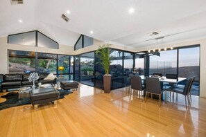 Interior - Panoramic views, infinity pool in the Perth Hills (Gooseberry Hill)