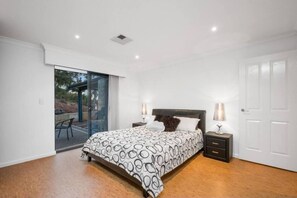 5 habitaciones, tabla de planchar con plancha, wifi y ropa de cama 