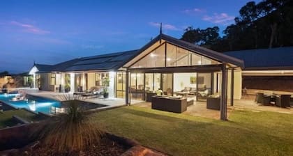 Panoramic views, secluded nature retreat in the Perth Hills