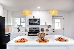 Frigorífic, microones, forn i placa de cuina 