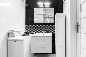 Dusche, Haartrockner, Handtücher