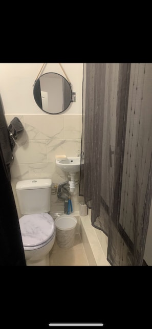 Serviettes fournies, savon, papier toilette