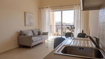 Luxury-Apartment, Poolblick | Zimmersafe, Verdunkelungsvorhänge, Bügeleisen/Bügelbrett