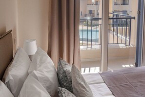 Appartamento Luxury, vista piscina | Vista dalla camera