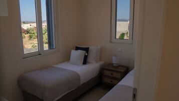 Luxury-Apartment, Poolblick | Zimmersafe, Verdunkelungsvorhänge, Bügeleisen/Bügelbrett