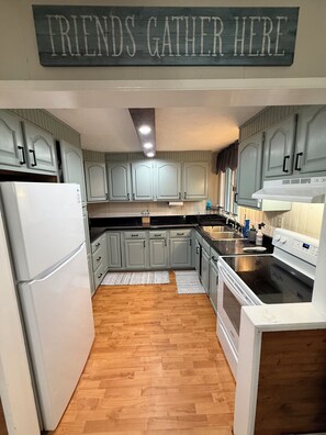 Een koelkast, een microgolfoven, een oven, een kookplaat