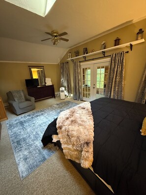 6 bedrooms, iron/ironing board, travel crib, free WiFi